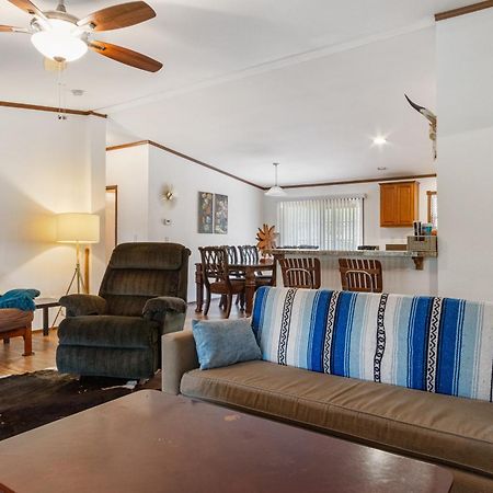 Отель Hondo Creek Hideaway Tarpley Экстерьер фото