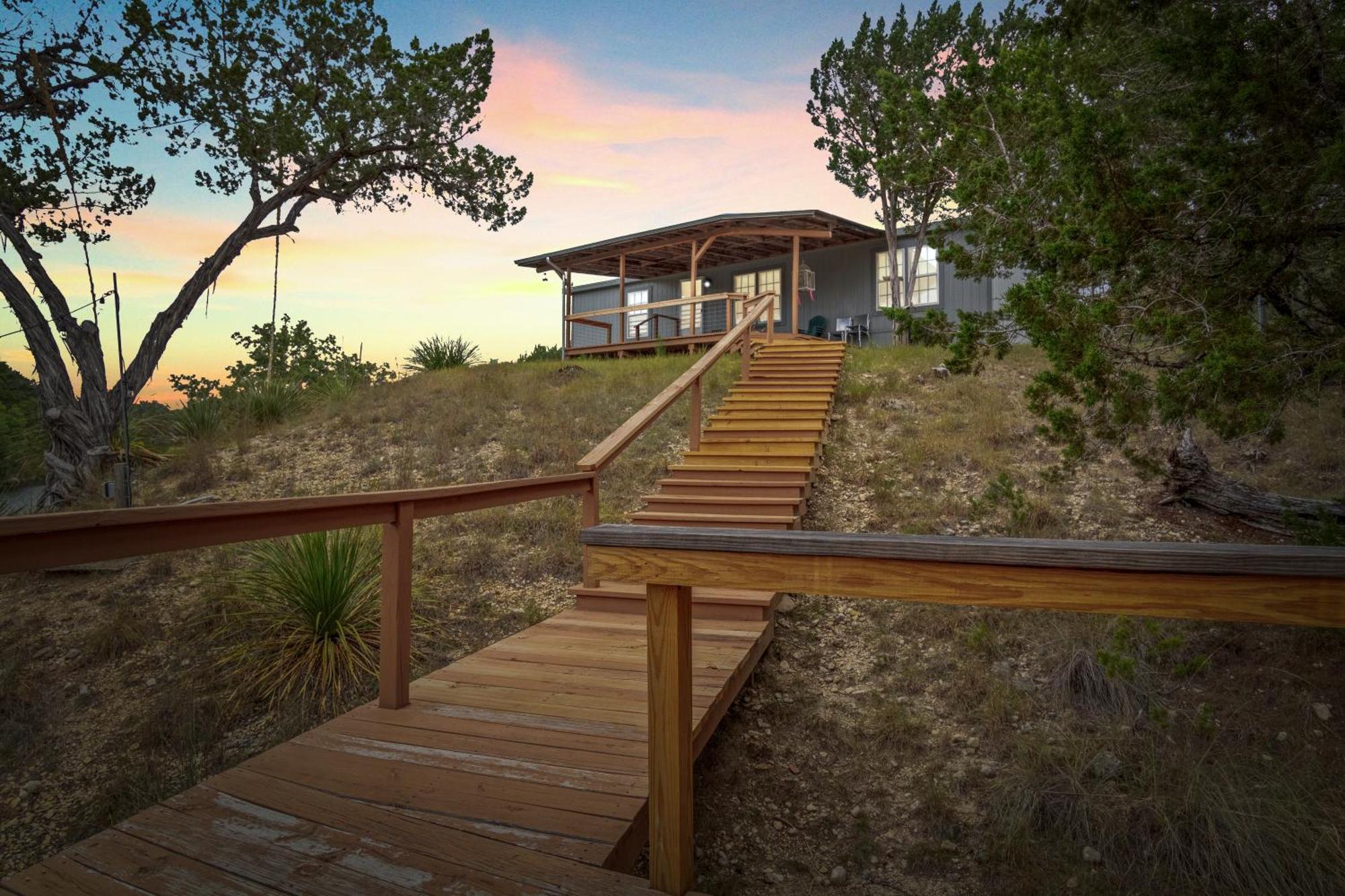 Отель Hondo Creek Hideaway Tarpley Экстерьер фото